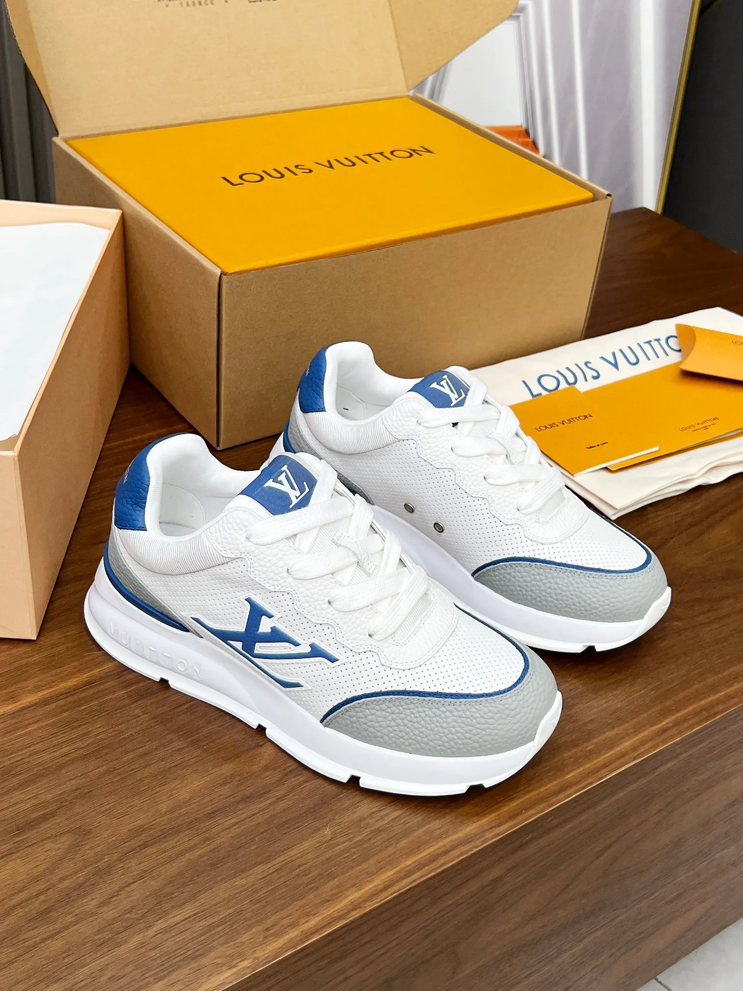 👟👟Ex-factory price 680👟👟 Men's size +10 LV Louis Vuitton L Jialu brand thick-soled casual couple sneakers🔥🔥🔥 Made of smooth cow leather and elegant design, can be easily integrated into various styles. The eye-catching LV letters are marked on the side of the shoe, and the lightweight rubber outsole is embellished with the Vuitton logo ▪️ Sole thickness: 4CM. The counter specializes in the latest casual shoes and new hard goods 🆕 ❥Purchase level! Full of high-end feel! A popular model among bloggers at home and abroad, it’s retro and fashionable and looks amazing on your feet! Wear a lot of happiness! The official website’s main recommendation★ ▪️Upper: Original custom-made imported calfskin fabric ▪️Inner lining: breathable gauze imported from Italy ▪️Outsole: rubber foam ➕tpu high-end outsole ▪️Shoe size: women’s 35-41, (women’s 41 is custom-made). Men's clothing 39-46 (45-46 customized).